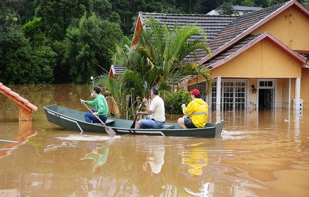 Ir para  <p>Apesar das chuvas terem cessado, muitas fam&iacute;lias ainda permanecem em abrigos ou outras resid&ecirc;ncias e a Defesa Civil Estadual segue monitorando as bacias hidrogr&aacute;ficas do Rio Grande do Sul. Algumas...
